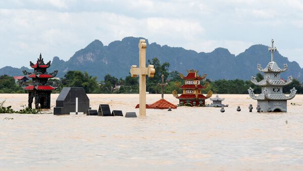 Гробницы после затопления, вызванного тропической бурей Сон-Тинь в провинции Нинь Бинь, Вьетнам. 22 июля 2018