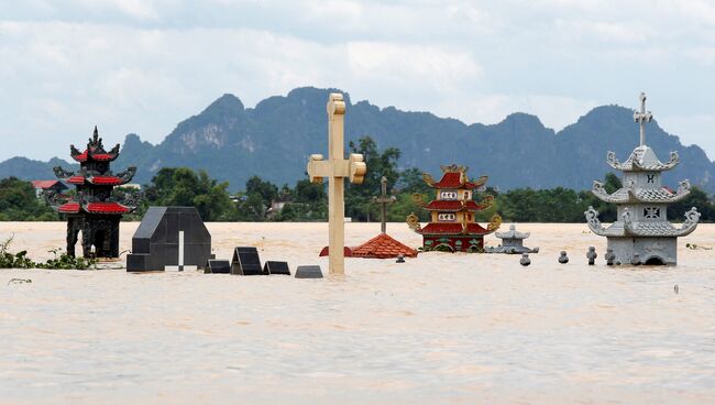 Гробницы после затопления, вызванного тропической бурей Сон-Тинь в провинции Нинь Бинь, Вьетнам. 22 июля 2018