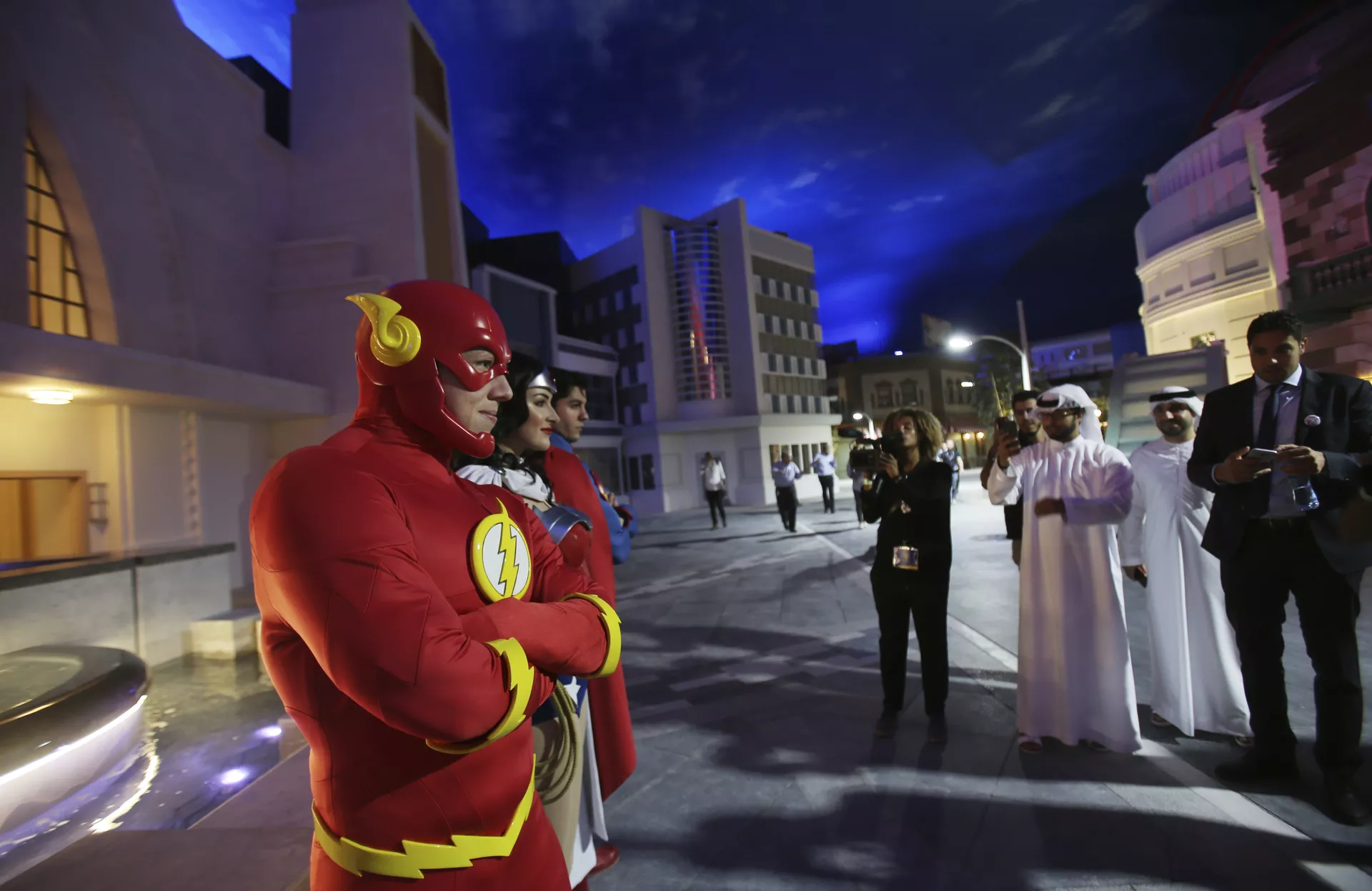 Персонажи комиксов Flash, Wonder Woman и Superman около представительства Warner Bros. World в Абу-Даби, ОАЭ,  во время презентации открывающегося в июле парка развлечений. 18 апреля 2018  - РИА Новости, 1920, 08.12.2023