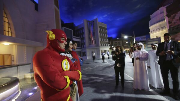 Персонажи комиксов Flash, Wonder Woman и Superman около представительства Warner Bros. World в Абу-Даби, ОАЭ,  во время презентации открывающегося в июле парка развлечений. 18 апреля 2018