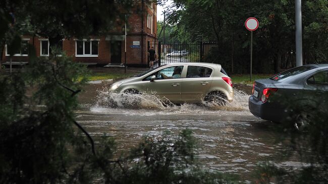 Автотранспорт на затопленной в результате осадков улице. Архивное фото