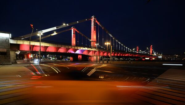 Крымский мост, подсвеченный в честь 50-летия Специальной Олимпиады - движения поддержки лиц с ментальными нарушениями