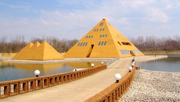 Отель-музей Золотая пирамида в городе Уодсворт, США