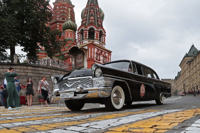 Автомобиль «Чайка» ГАЗ-13 в гонке ГУМ-авторалли Gorkyclassic - 2018 в Москве