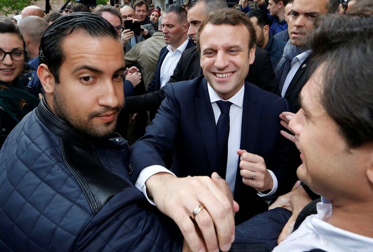 Президент Франции Эммануэль Макрон и глава службы безопасности президента Александр Беналля Президент Франции Эммануэль Макрон и глава службы безопасности президента Александр Беналля