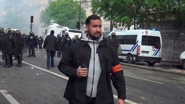Советник президента Франции Александр Беналля во время столкновений с активистами на майском митинге в Париже. Архивное фото