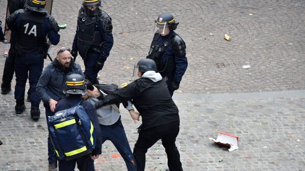 Советник президента Франции Александр Бенналя во время столкновений с активистами на майском митинге в Париже