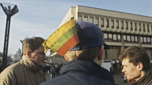 Добровольцы у здания литовского парламента. Январь 1991