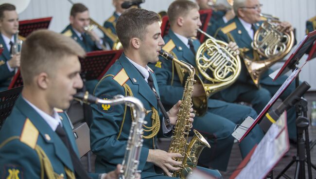 Выступление Центрального военного оркестра Министерства обороны Российской Федерации в саду Эрмитаж. Архивное фото