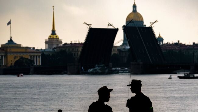 На первой сводной репетиции парада в честь Дня Военно-морского флота в акватории Невы в Санкт-Петербурге