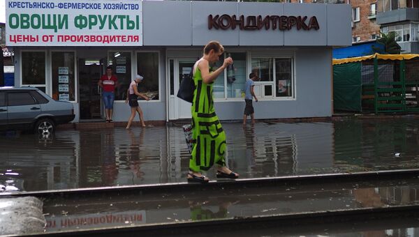 Пешеходы на затопленной в результате осадков улице Краснодара. 22 июля 2018
