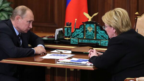 Владимир Путин и министр здравоохранения РФ Вероника Скворцова во время встречи. 23 июля 2018