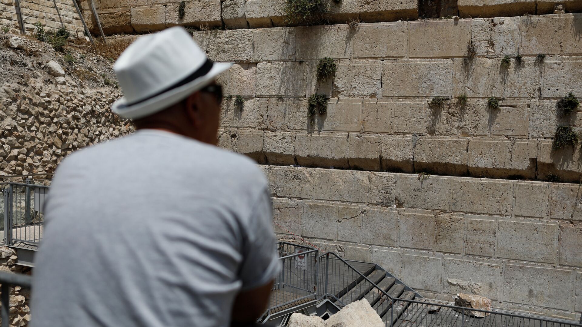 Стокилограммовый камень выпал из Стены Плача в Иерусалиме - РИА Новости, 1920, 29.07.2018