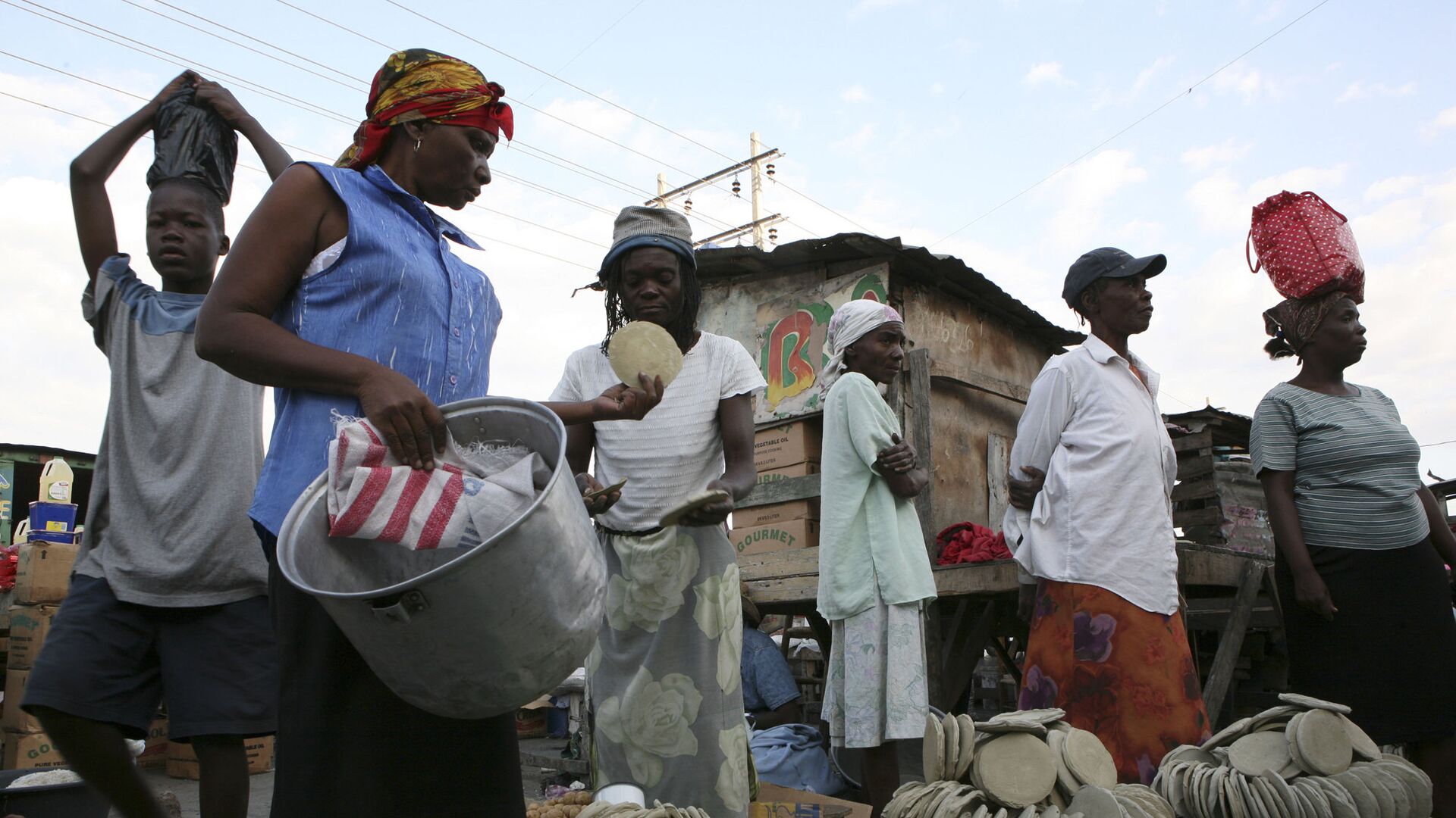 Продажа лепешек из грязи на рынке в Порт-о-Пренсе, Гаити - РИА Новости, 1920, 27.02.2023