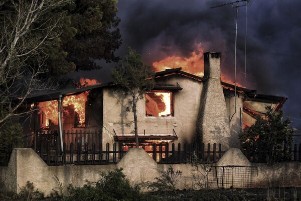 Пожар в городе Кинета, недалеко от Афин. 23 июля 2018 года