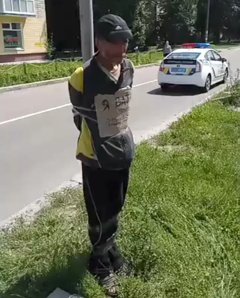 Привязанный к столбу мужчина в Чернигове Привязанный к столбу мужчина в Чернигове