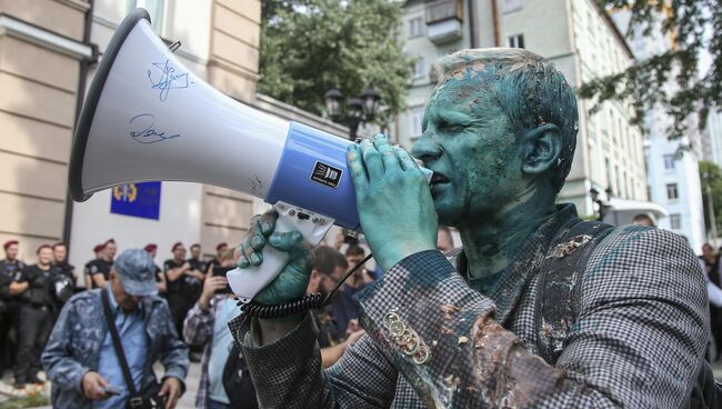 Глава Национального антикоррупционного бюро Виталий Шабунин во время митинга у здания Специализированной антикоррупционной прокуратуры в Киеве. 17 июля 2018