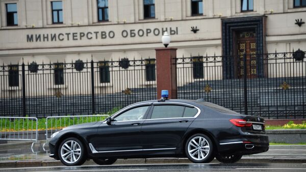 Автомобиль у здания министерства обороны РФ