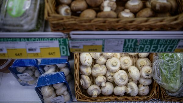 Продажа свежих шампиньонов в одном из супермаркетов Новосибирска