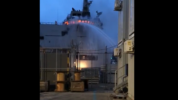 Пожар на новейшем корабле ВМС Италии попал на видео