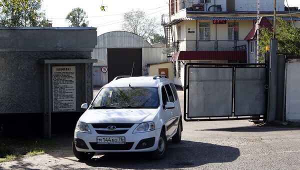 Автомобиль выезжает из ворот контрольно-пропускного пункта исправительной колонии №1 в Ярославле