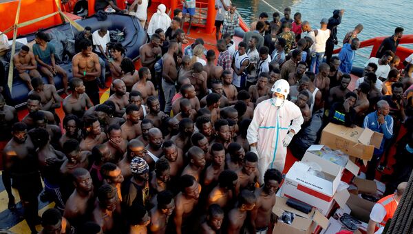 Мигранты, спасенные у южных берегов Испании. 23 июля 2018