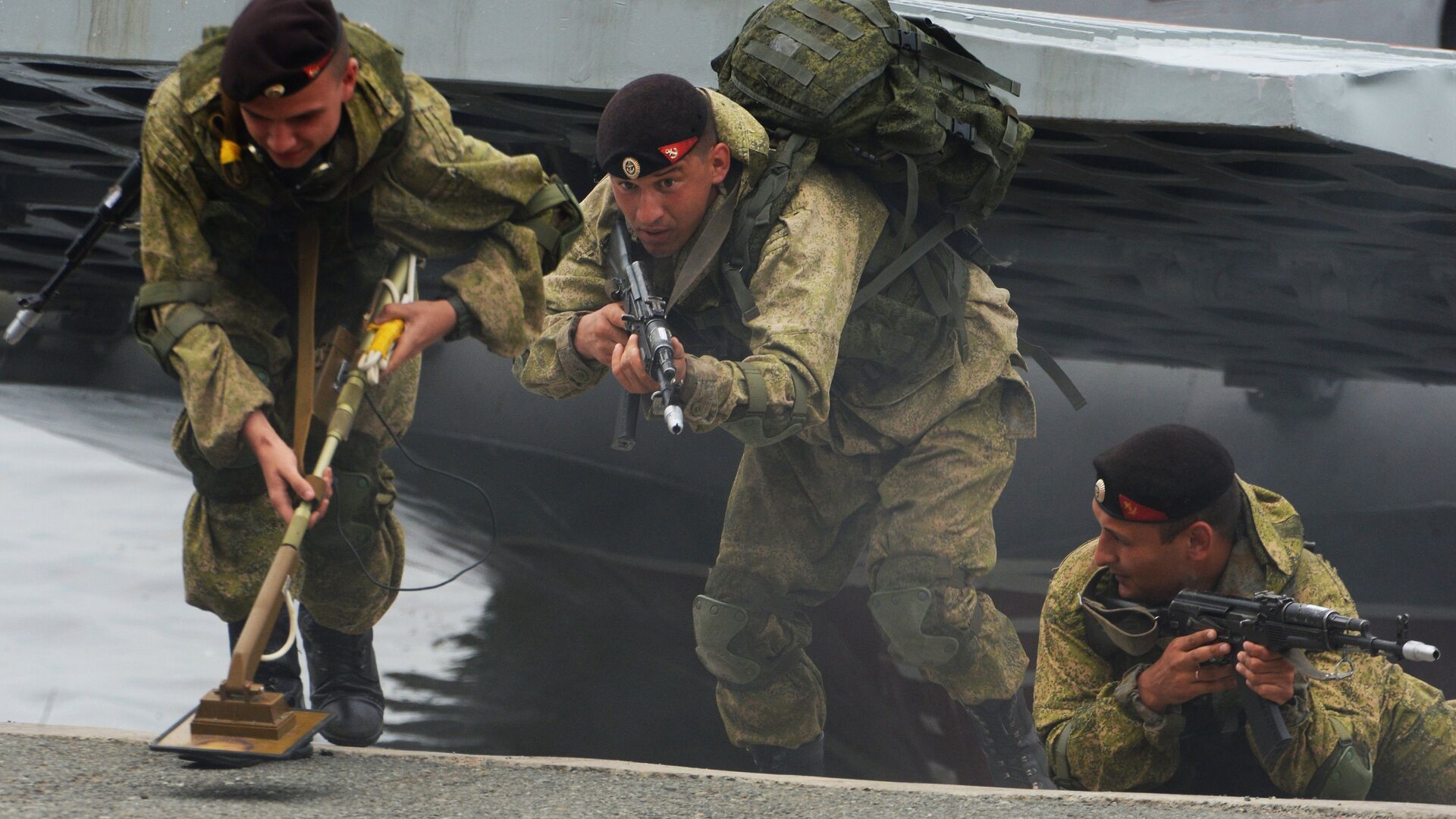 Высадка подразделения морской пехоты Тихоокеанского флота с борта десантного катера - РИА Новости, 1920, 27.11.2020