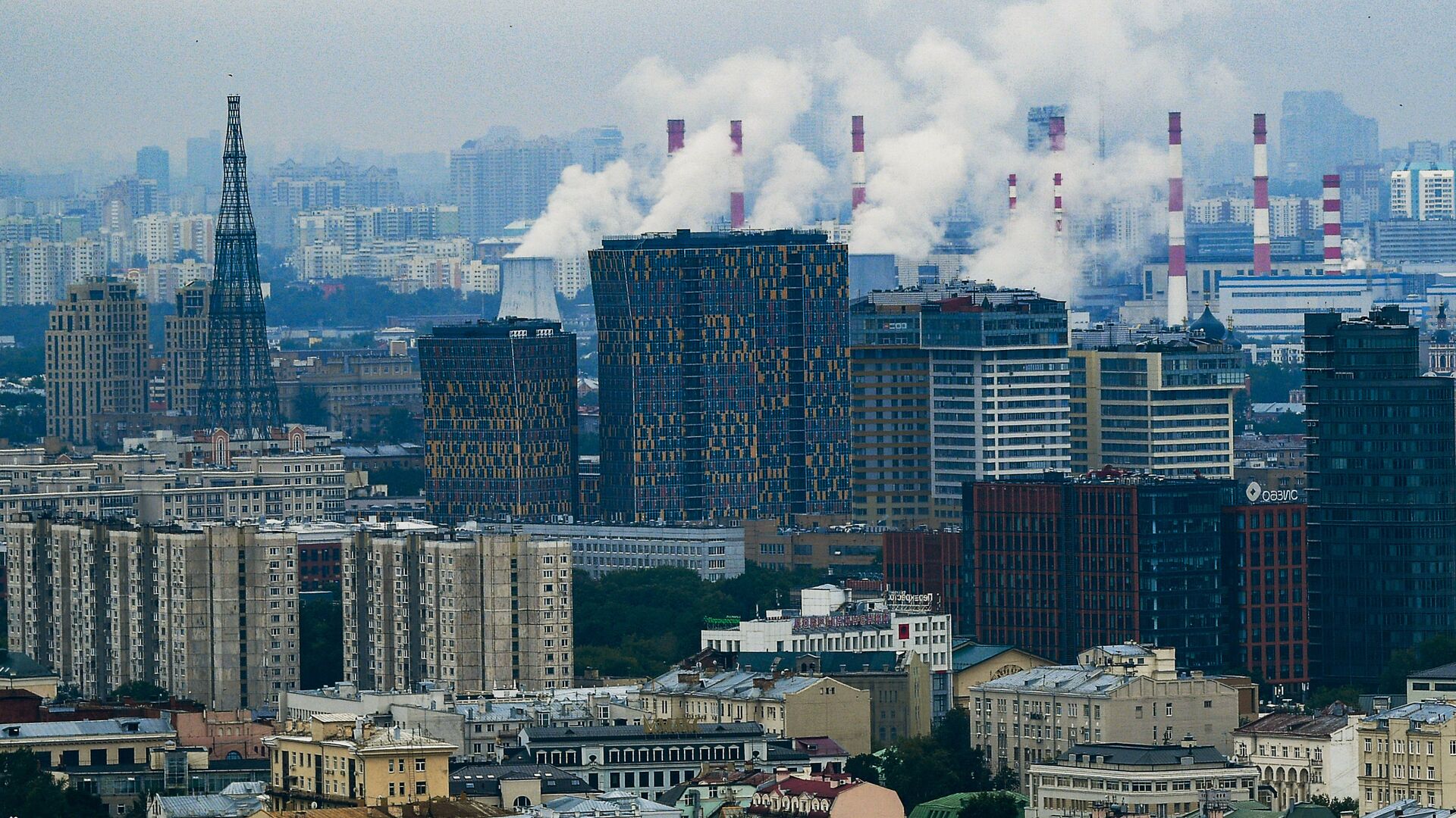 Район Якиманка в Москве. Слева: Шуховская телебашня, в центре: жилой комлпекс Sky House - РИА Новости, 1920, 28.04.2021