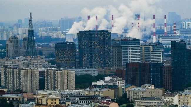 Район Якиманка в Москве. Слева: Шуховская телебашня, в центре: жилой комлпекс Sky House