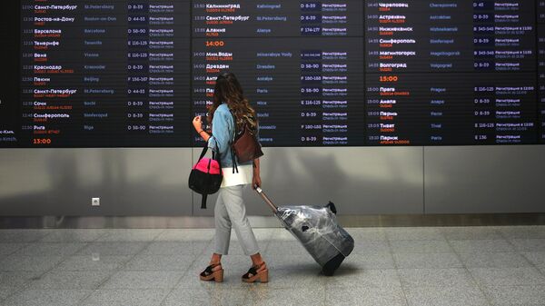 Пассажир у табло  в терминале B международного аэропорта Шереметьево