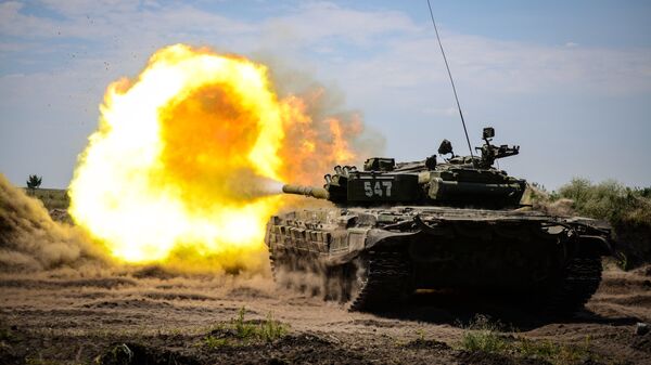 Танк Т-72Б 20-й гвардейской общевойсковой армии Западного военного округа во время учений на полигоне Погоново