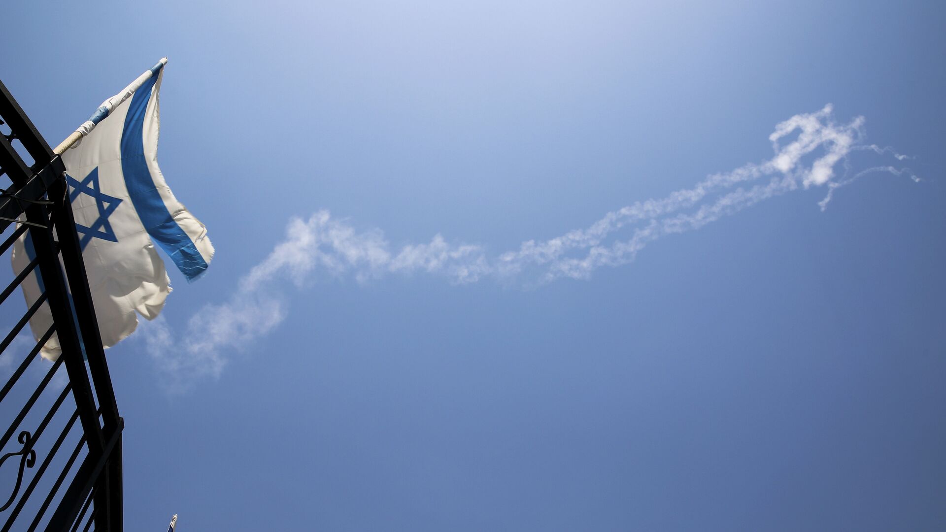 Конденсационные следы ракет Patriot на небе на севере Израиля. 24 июля 2018 - РИА Новости, 1920, 22.08.2021