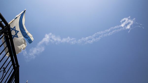 Следы от ракет в небе над Израилем