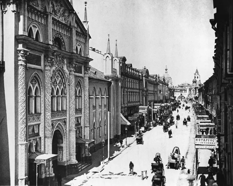 Синодальная типография (Печатный двор) и Никольская улица. Москва, начало XX века Синодальная типография (Печатный двор) и Никольская улица. Москва, начало XX века