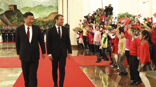 Председатель КНР Си Цзиньпин и президент Франции Эммануэль Макрон во время церемонии приветствия в Пекине