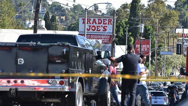 Сотрудники полиции вокруг магазина Trader Joe's, в котором вооруженный человек удерживает заложников. 21 июля 2018