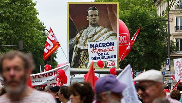 Участники акции протеста против экономических реформ президента Франции Эммануэля Макрона в Париже. Архивное фото