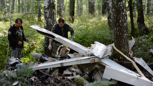 Сотрудники Следственного комитете России на месте крушения самолета «SR 22» в Новосибирской области. 25 июля 2018