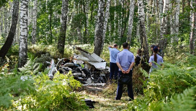 Сотрудники Следственного комитете России на месте крушения самолета «SR 22» в Новосибирской области. 25 июля 2018