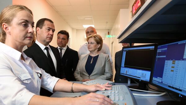 Председатель правительства РФ Дмитрий Медведев во время посещения Онкорадиологического центра Московского областного онкологического диспансера в Балашихе. 25 июля 2018