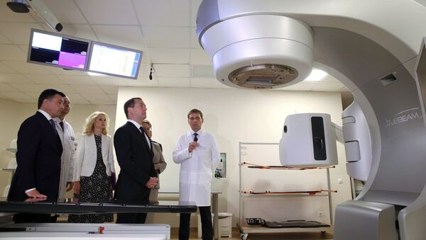 Председатель правительства РФ Дмитрий Медведев во время посещения Онкорадиологического центра Московского областного онкологического диспансера в Балашихе. 25 июля 2018