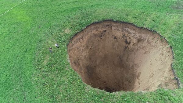 Огромный карстовый провал диаметром 32 метра и глубиной 50 метров на фермерском поле в Шатковском районе Нижегородской области