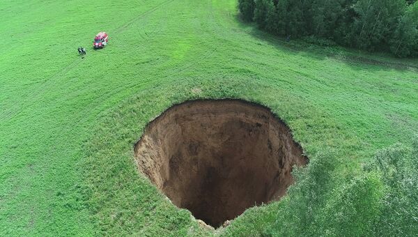 Огромный карстовый провал диаметром 32 метра и глубиной 50 метров на фермерском поле в Шатковском районе Нижегородской области