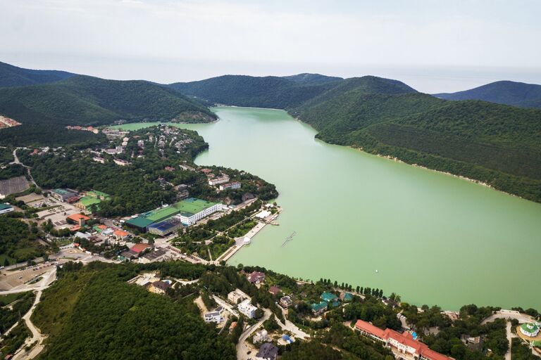 Село Абрау-Дюрсо на берегу озера Абрау в Краснодарском крае