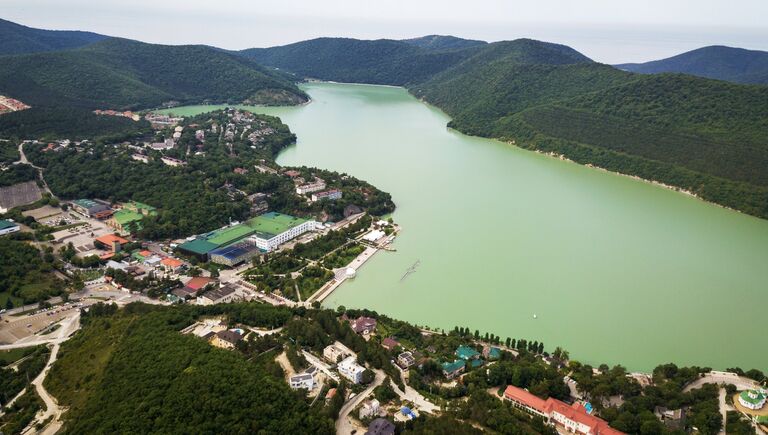 Село Абрау-Дюрсо на берегу озера Абрау в Краснодарском крае