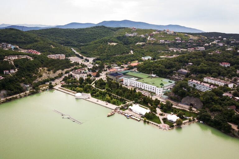 Село Абрау-Дюрсо на берегу озера Абрау в Краснодарском крае. В центре - завод шампанских вин Абрау-Дюрсо