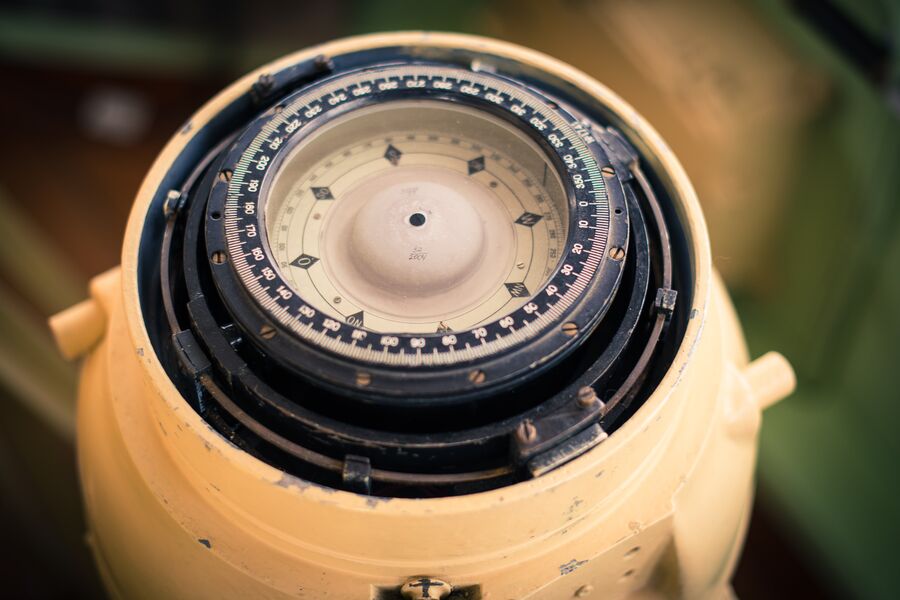 Магнитный компас в ходовой рубке СС «Коммуна»