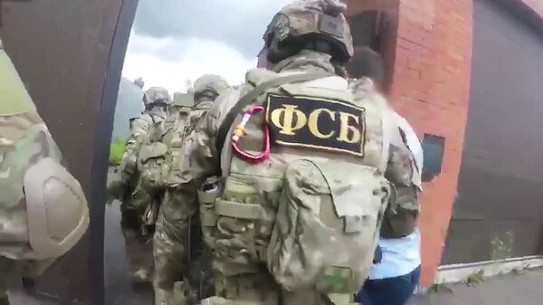 Сотрудники ФСБ во время задержания участника преступной группы, занимавшейся производством синтетических наркотиков в Московской области