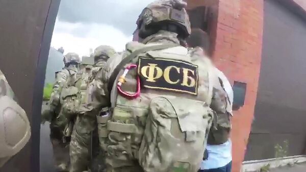 Сотрудники ФСБ во время задержания участника преступной группы, занимавшейся производством синтетических наркотиков в Московской области