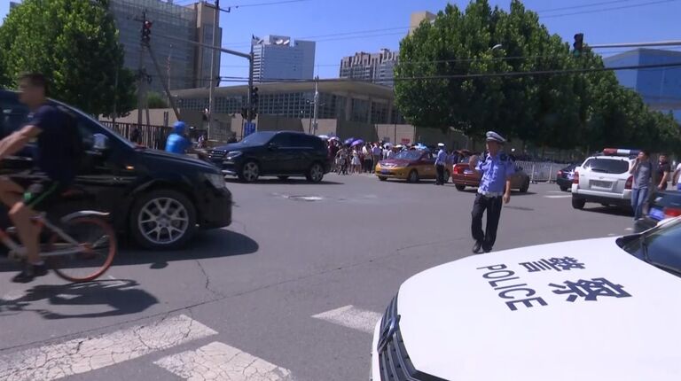 Кадры с места взрыва у посольства США в Пекине Кадры с места взрыва у посольства США в Пекине